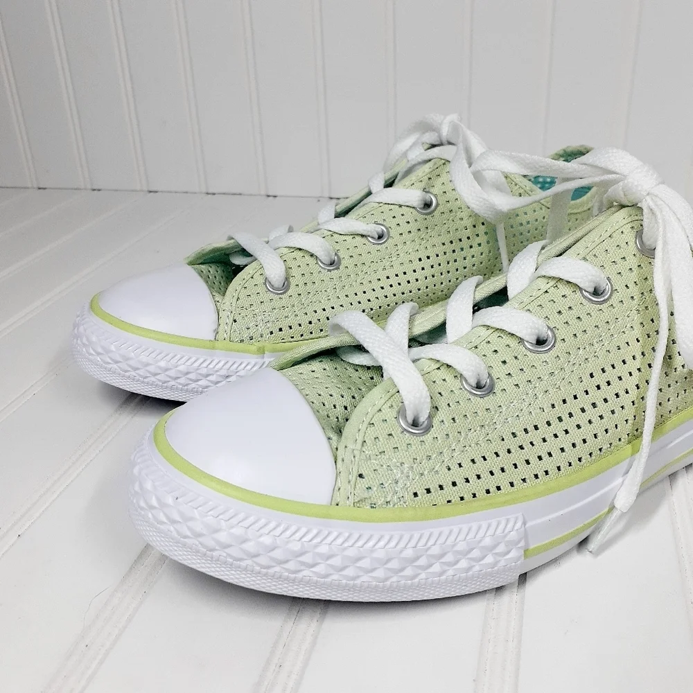 NEW Converse Chuck Taylor All Star Perforated JUNIOR shoe size 4 F41